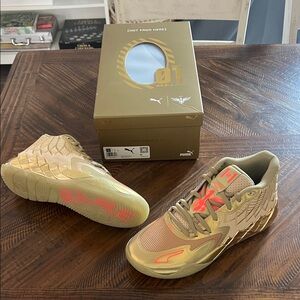 MB.01 Golden child Men’s Sz12 Basketball shoes